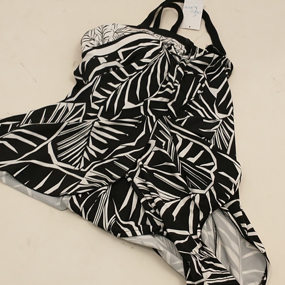 One Piece Bathing Suit 20W Black &White Graphic NWT Unworn Quality Flirty Style - Picture 7 of 7